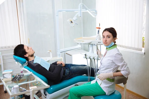 Mujer Dentista Haciendo Procedimiento Consultorio Dental — Foto de Stock