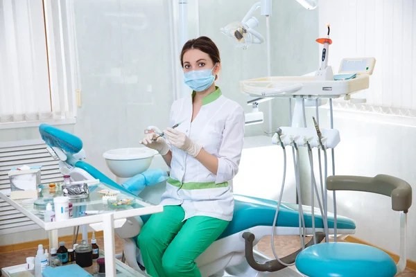 Dentista Com Instrumentos Médicos Consultório Odontológico — Fotografia de Stock