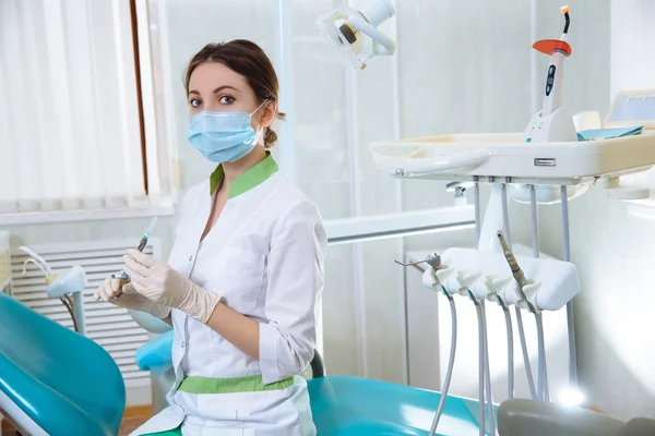 Dama Dentysta Instrumentów Medycznych Gabinecie Stomatologicznym — Zdjęcie stockowe
