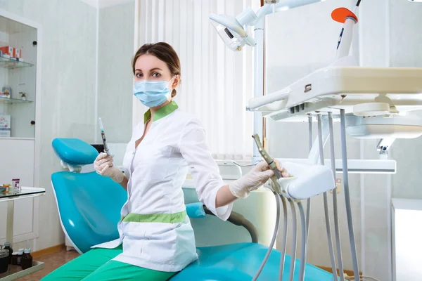 Mujer Dentista Con Instrumentos Médicos Consultorio Dental — Foto de Stock