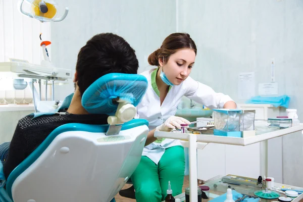 Dentista Fazendo Procedimento Consultório Odontológico — Fotografia de Stock