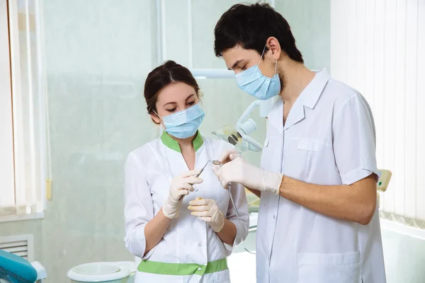 Dentistes Femme Homme Avec Des Instruments Médicaux Dans Cabinet Dentaire — Photo