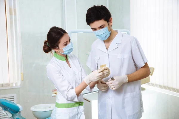 Dentistas Mujer Hombre Con Instrumentos Médicos Consultorio Dental — Foto de Stock