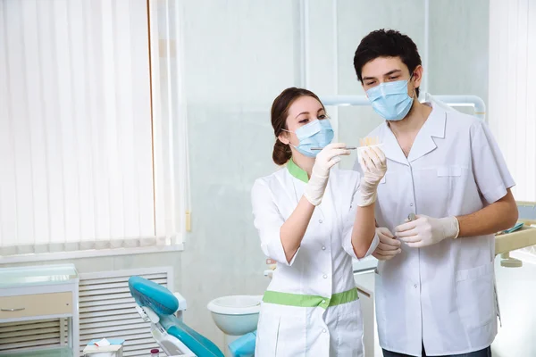 Dentistas Mujer Hombre Con Instrumentos Médicos Consultorio Dental — Foto de Stock