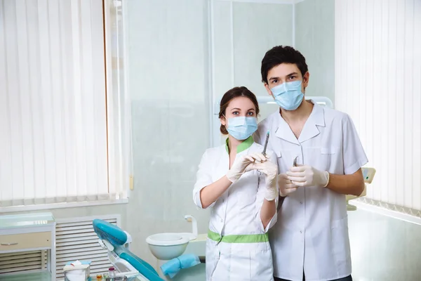 Dentyści Kobieta Mężczyzna Instrumentów Medycznych Gabinecie Stomatologicznym — Zdjęcie stockowe