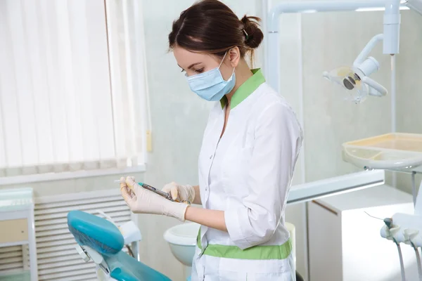 Dentistes femme et un homme avec des instruments médicaux dans le cabinet dentaire — Photo