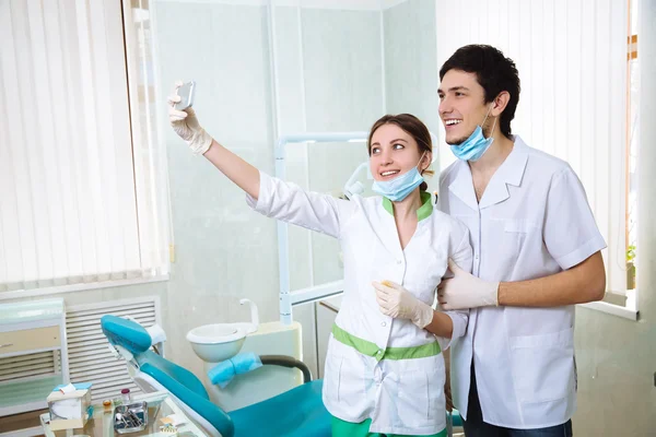 Dentistas mulher e um homem com instrumentos médicos no consultório dentário — Fotografia de Stock