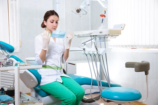 Dentista com instrumentos médicos no consultório odontológico — Fotografia de Stock