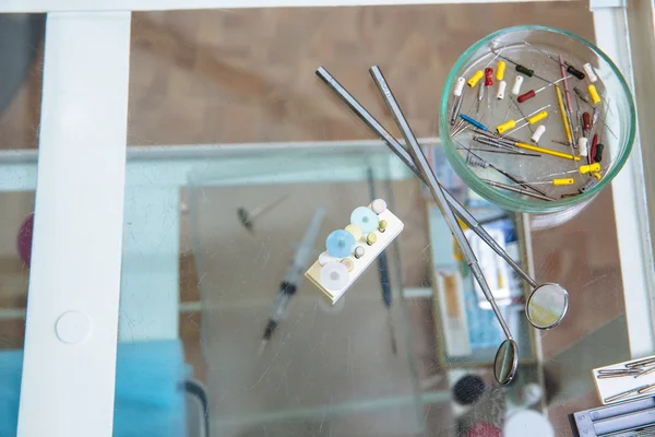 Tıbbi Araçlar doktor elinde. Dişçi ekipmanları