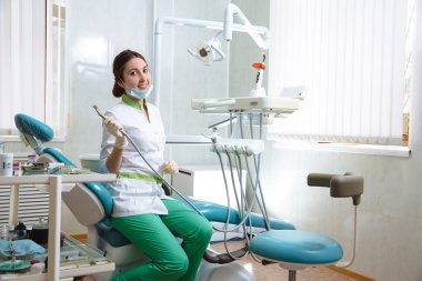 Diş hekimi kadın yordamlar yapıyor diş ofiste tıp aletleri ile