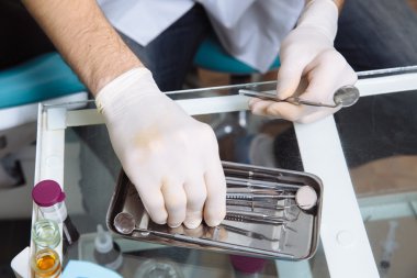 Tıbbi Araçlar doktor elinde. Dişçi ekipmanları