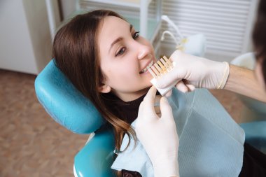 Diş hekimi adam onun hasta yordamlarla diş ofiste yapma