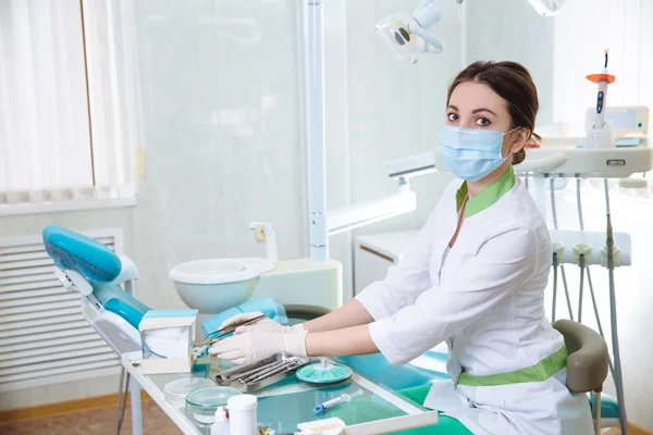 Dentiste Femme Avec Des Instruments Médicaux Dans Cabinet Dentaire Faisant — Photo