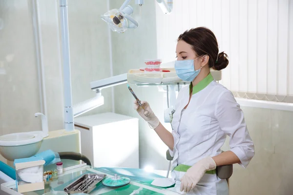 Dama Dentysta Instrumentów Medycznych Gabinecie Robi Procedur — Zdjęcie stockowe