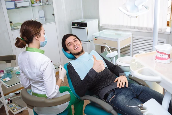 Paciente Clínica Dental Sonriendo Silla — Foto de Stock