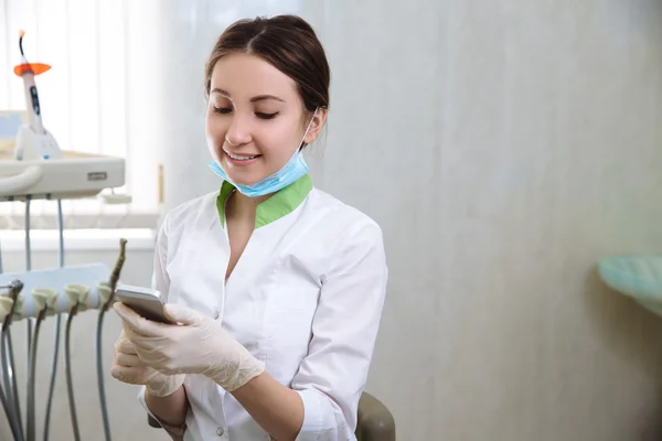 Mulher dentista com instrumentos médicos no consultório odontológico fazendo procedimentos — Fotografia de Stock