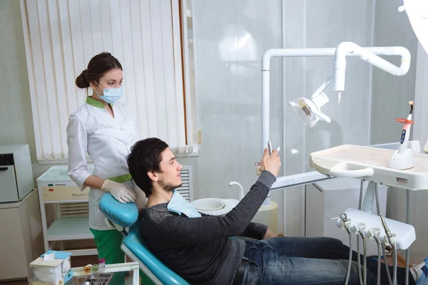 Médico y su paciente haciendo foto selfie en el consultorio dental — Foto de Stock