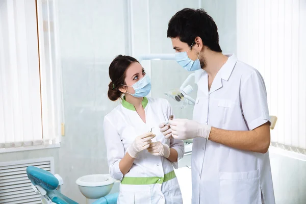 Dwóch lekarzy dentystów w gabinecie mówić — Zdjęcie stockowe