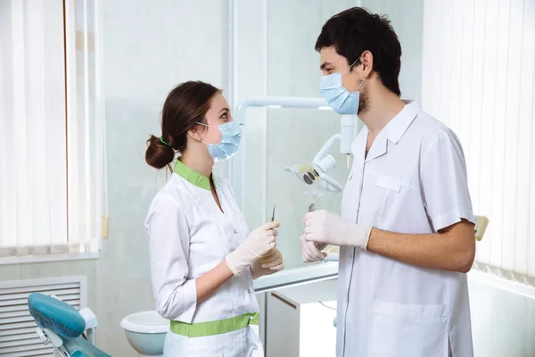 Dos dentistas en el consultorio dental hablando — Foto de Stock