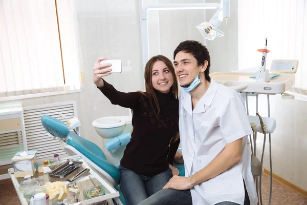 Hombre dentista con su paciente haciendo foto selfie en el consultorio dental — Foto de Stock