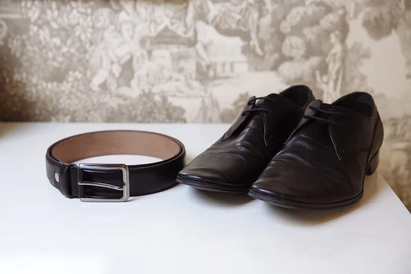 Unternehmer-Accessoire. schwarze Schuhe und Gürtel — Stockfoto