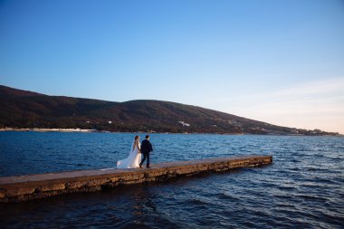 Sadece evli çift günbatımında rıhtım yürüyüş