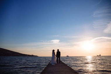 Sadece evli çift günbatımında rıhtım yürüyüş