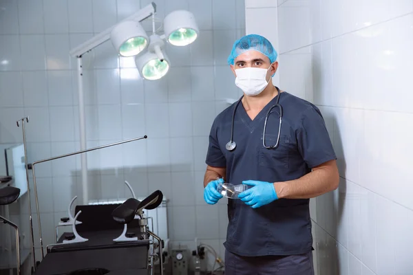 Man van de chirurg in operatiekamer met medische hulpmiddelen — Stockfoto