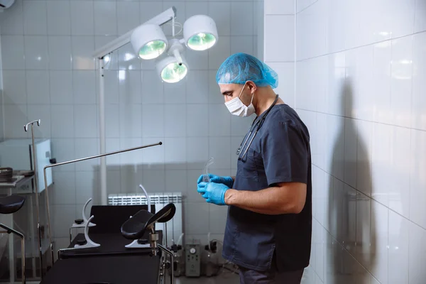 Chirurgo uomo in sala operatoria con strumenti medici vuole mettere gl — Foto Stock
