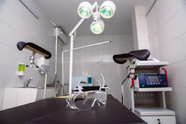 klinik tabloda işlem yatan cerrahın gözlük