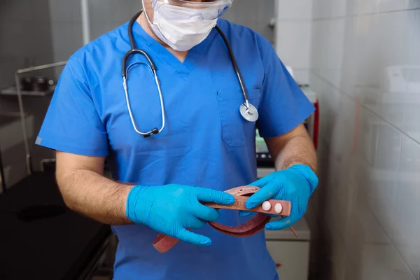 Dottore Tiene Mano Degli Strumenti Medici Laccio Emostatico Chirurgico — Foto Stock