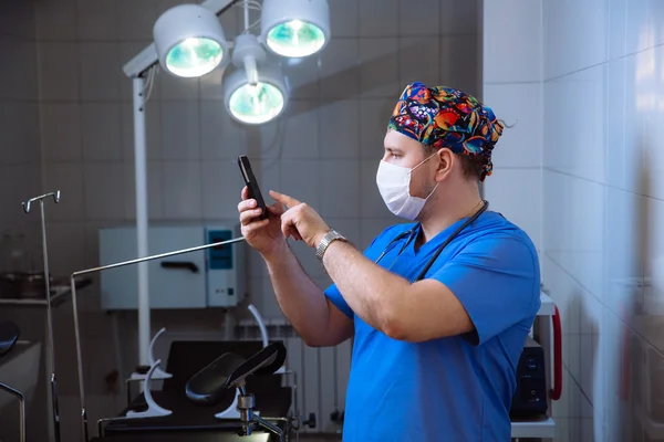 Medico Attrezzature Professionali Che Chiama Telefono Sala Operatoria Ospedale — Foto Stock