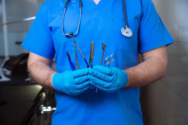 Arts Medische Instrumenten Zijn Handen Houden Steriele Medische Hulpmiddelen — Stockfoto