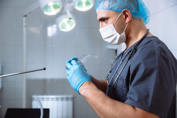 Medische bril in handen van de arts. Professionele chirurg apparatuur — Stockfoto