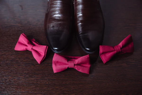 Джентльмен Аксесуар Червоний Бантик Краватка Взуття — стокове фото