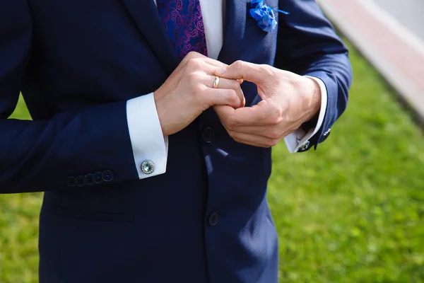 Des mains d'homme d'affaires avec des boutons de manchette. Elégant clother gentleman — Photo