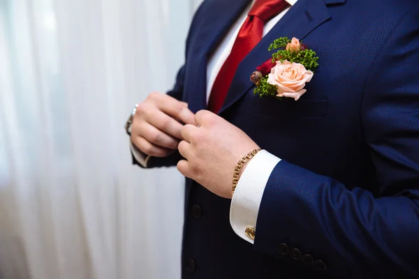 Mãos de homem de negócios com abotoaduras e relógios. Roupa de cavalheiro elegante — Fotografia de Stock