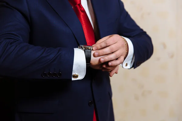 Empresario manos con gemelos y relojes. Elegante caballero clother — Foto de Stock