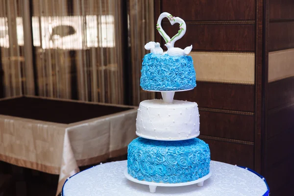 多层婚礼蛋糕。在白色和蓝色颜色的糖果 — 图库照片