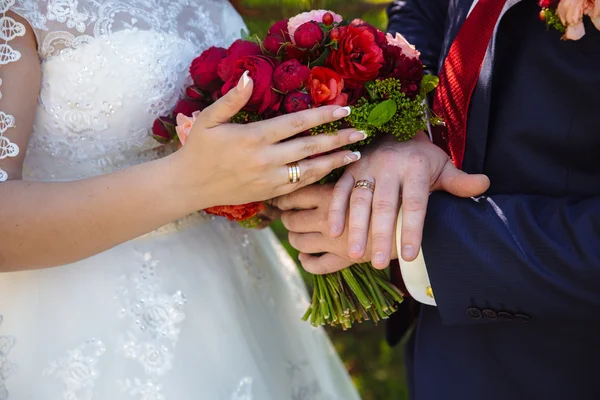 Novia y novios manos con anillos de boda — Foto de Stock