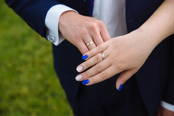 Sposa e sposi mani con fedi nuziali — Foto Stock