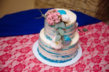 Çok düzeyli düğün pastası. Beyaz ve mavi renkli tatlılar