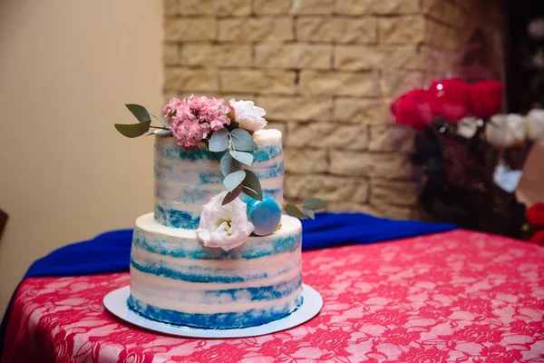 マルチレベルのウェディング ケーキ。白と青の色のお菓子 — ストック写真