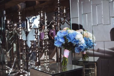 Mavi çiçekli düğün buketi