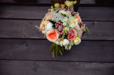 Buket düğün. Gelinler çiçek ahşap arka plan üzerinde