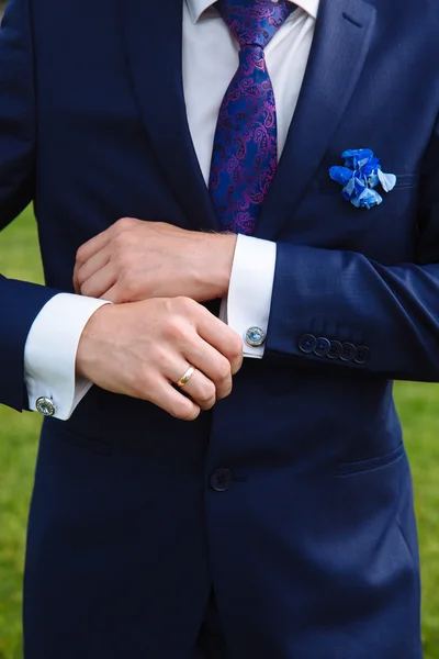 Des mains d'homme d'affaires avec des boutons de manchette. Elégant clother gentleman — Photo