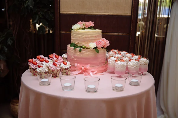 Dulce pastel de boda multinivel decorado con flores —  Fotos de Stock