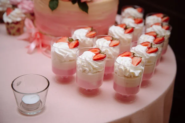 Schokoriegel. Tisch mit Süßigkeiten, Bonbons, Dessert — Stockfoto