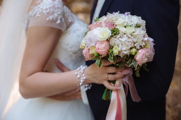 結婚式の結婚のカップルの手で花束 — ストック写真