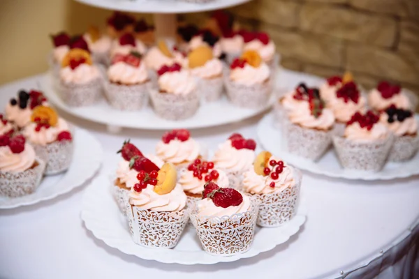 Dulce pastel de boda multinivel decorado con flores. Candy bar — Foto de Stock